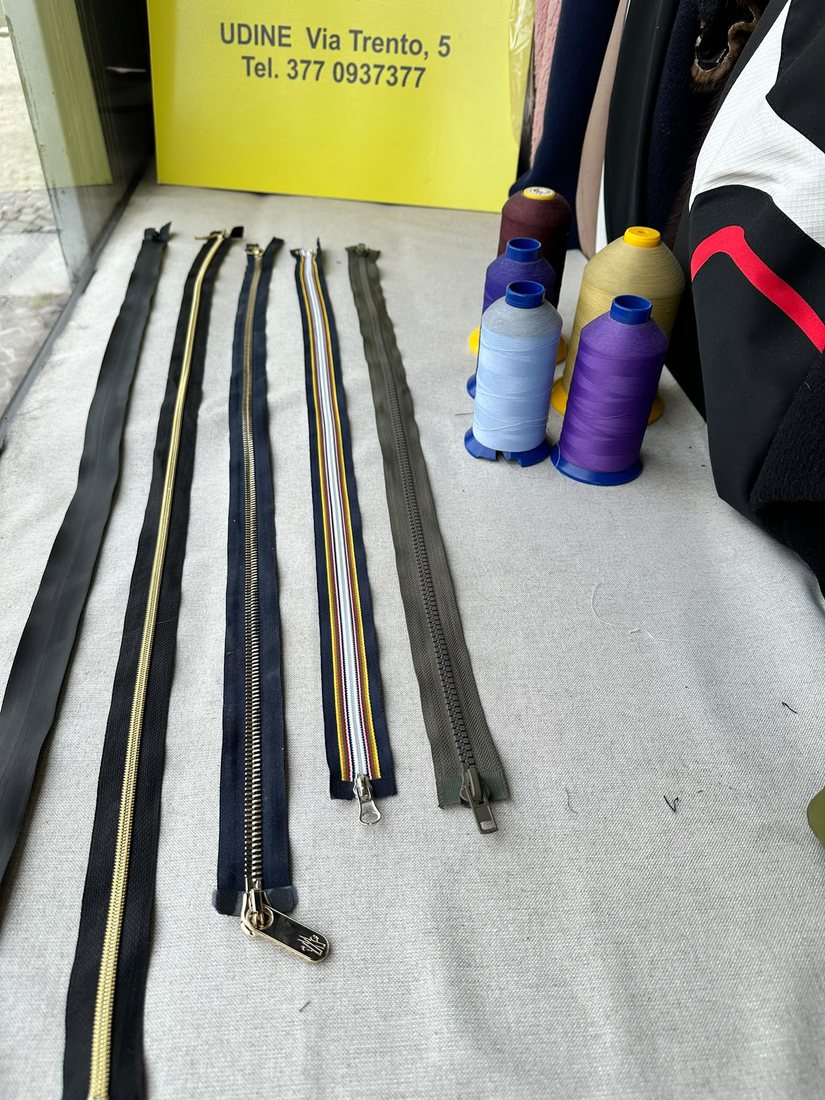Cerniere e chiusure lampo pronte per la sostituzione in sartoria a Udine