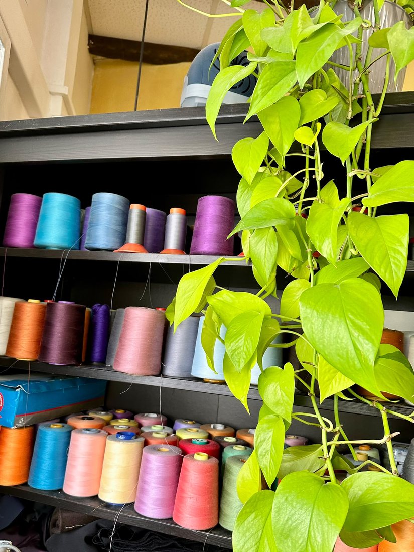Filati di ogni colore usati per i rammendi nella sartoria a Udine